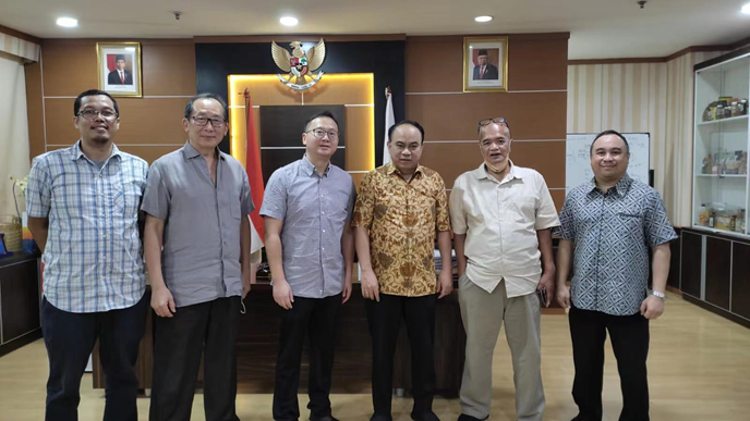 轻叶能源董事长黄炜（左起第三位）会见印尼工业部长阿古斯（右起第三位）